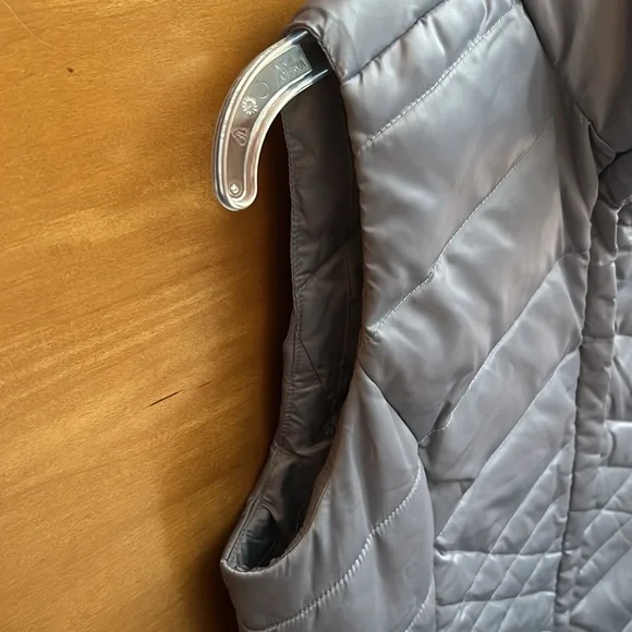 North Face NF0A2TDS Aconcagua 550 Goose Down Vest Women’s Medium Gray
B - Picture 9 of 15